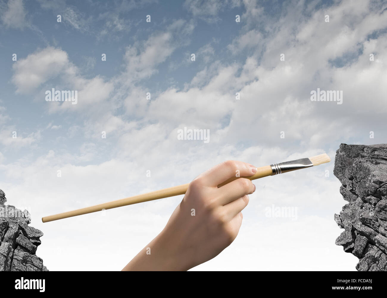 Stretta di mano umana tenendo un pennello Foto Stock