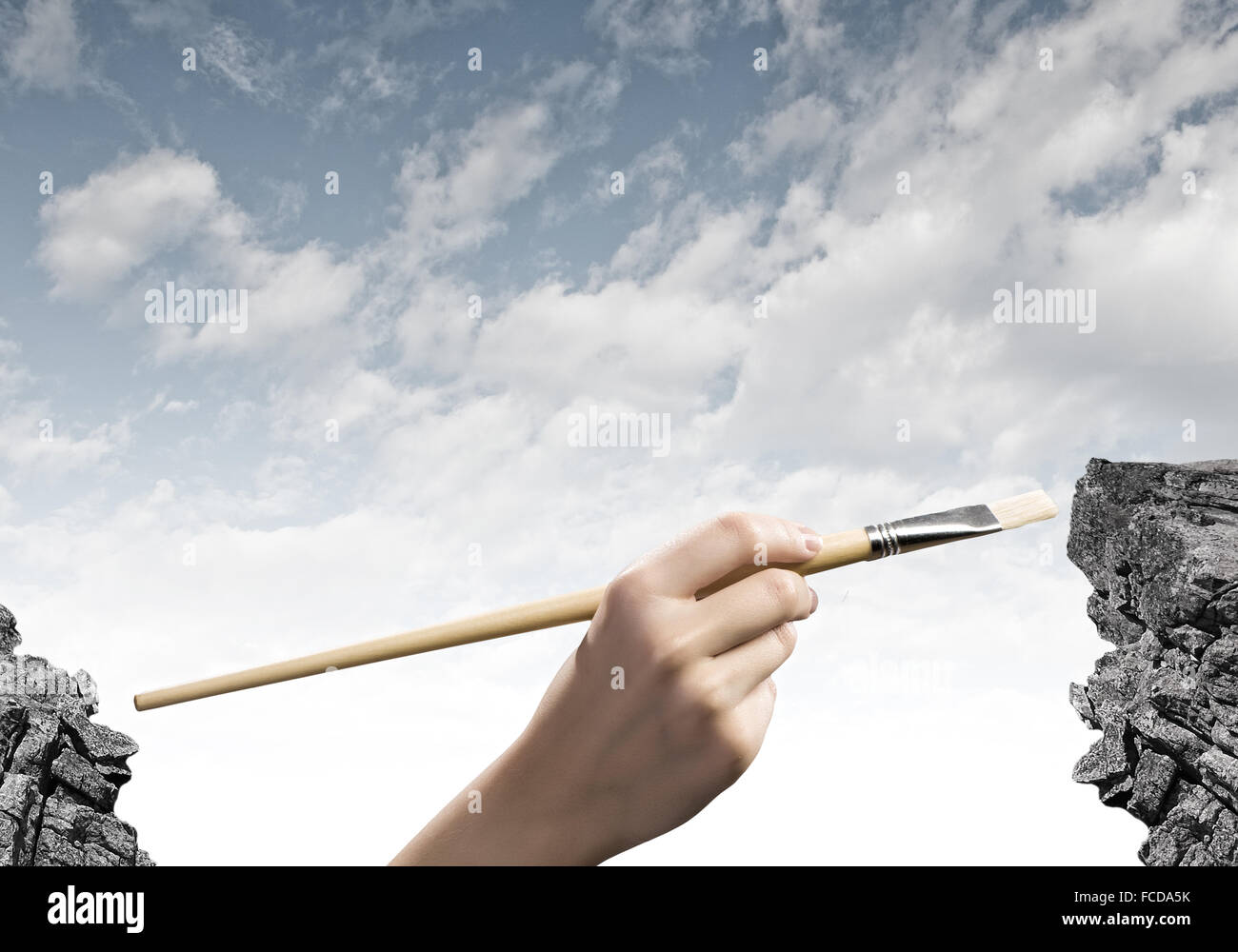 Stretta di mano umana tenendo un pennello Foto Stock