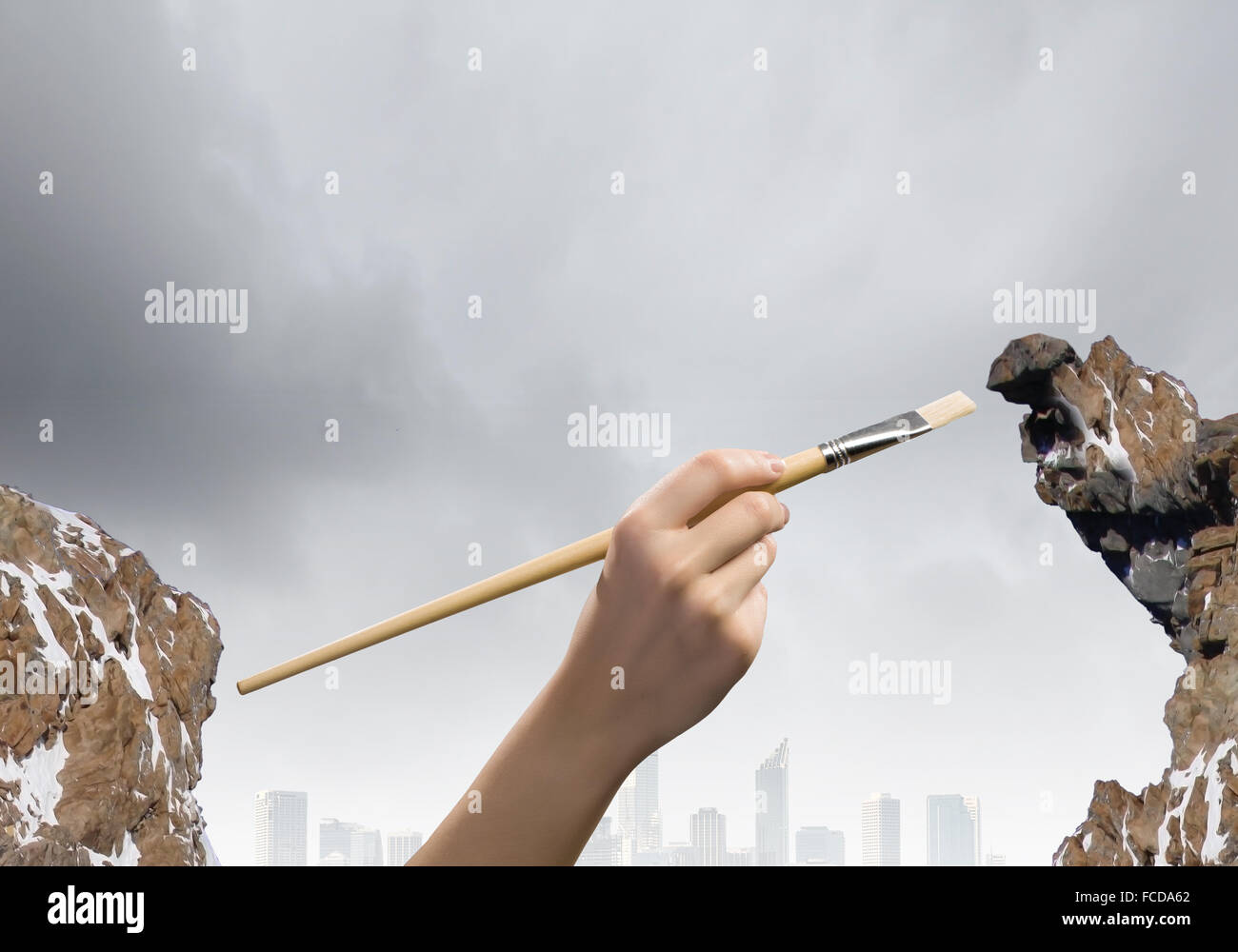 Stretta di mano umana tenendo un pennello Foto Stock