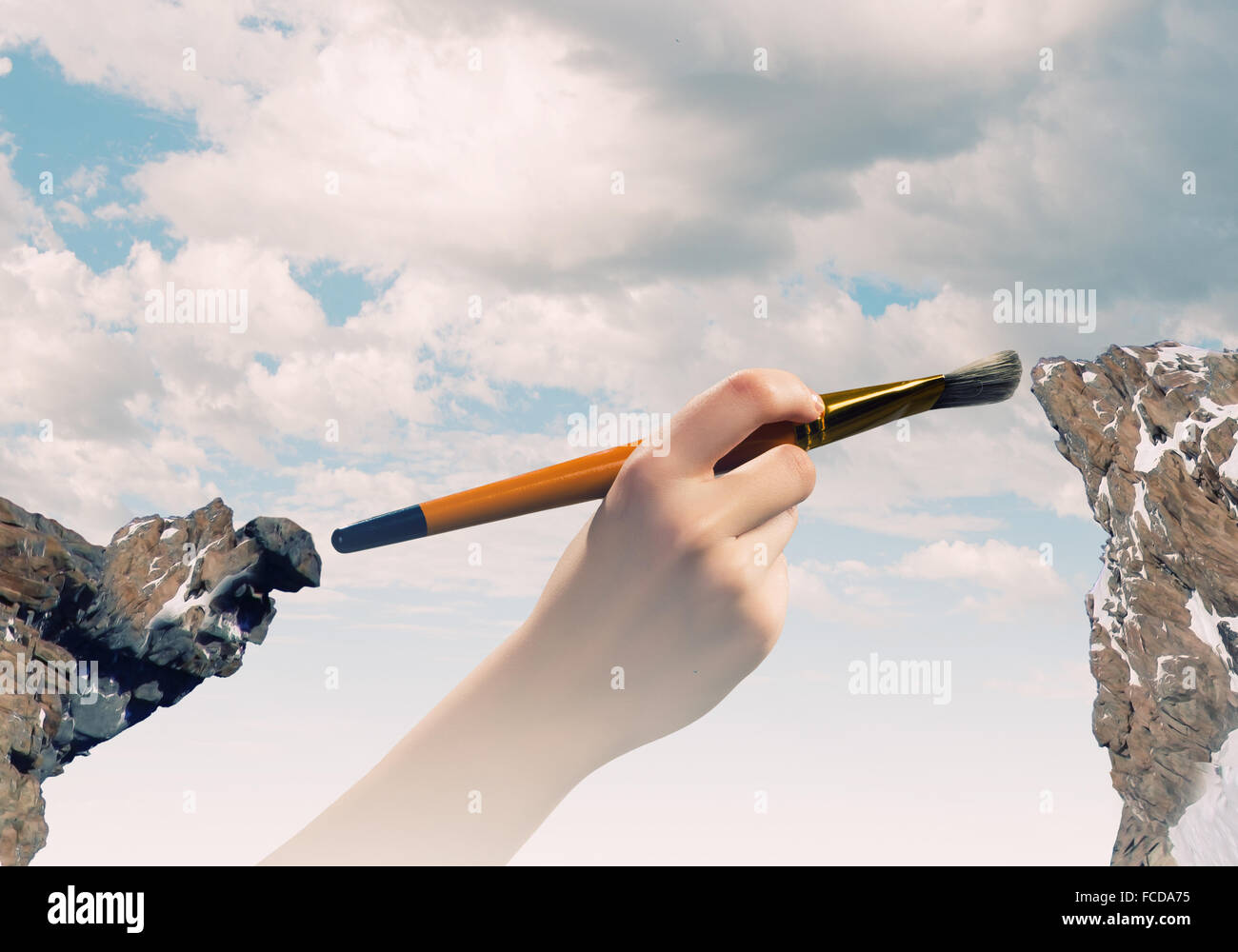 Stretta di mano umana tenendo un pennello Foto Stock