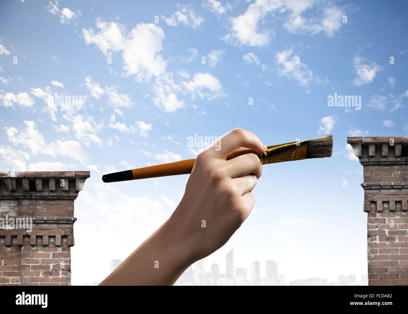 Stretta di mano umana tenendo un pennello Foto Stock