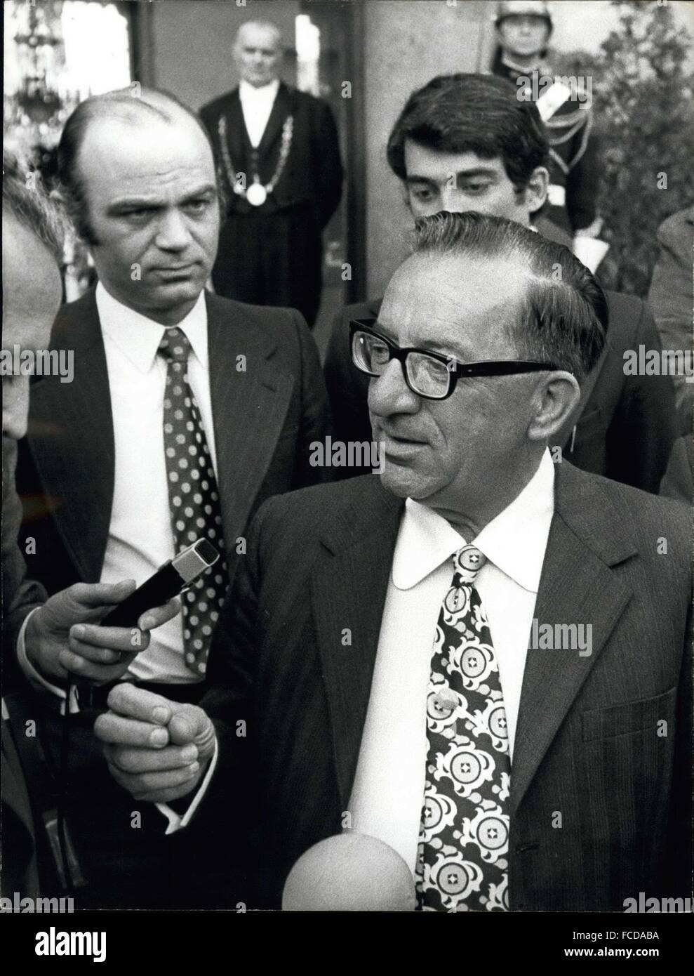 1972 - Dom Mintoff Primo Ministro se l isola di Malta è stato ricevuto dal presidente George Pompidou. La nostra immagine mostra lasciando l'Elysee Palace. © Keystone Pictures USA/ZUMAPRESS.com/Alamy Live News Foto Stock