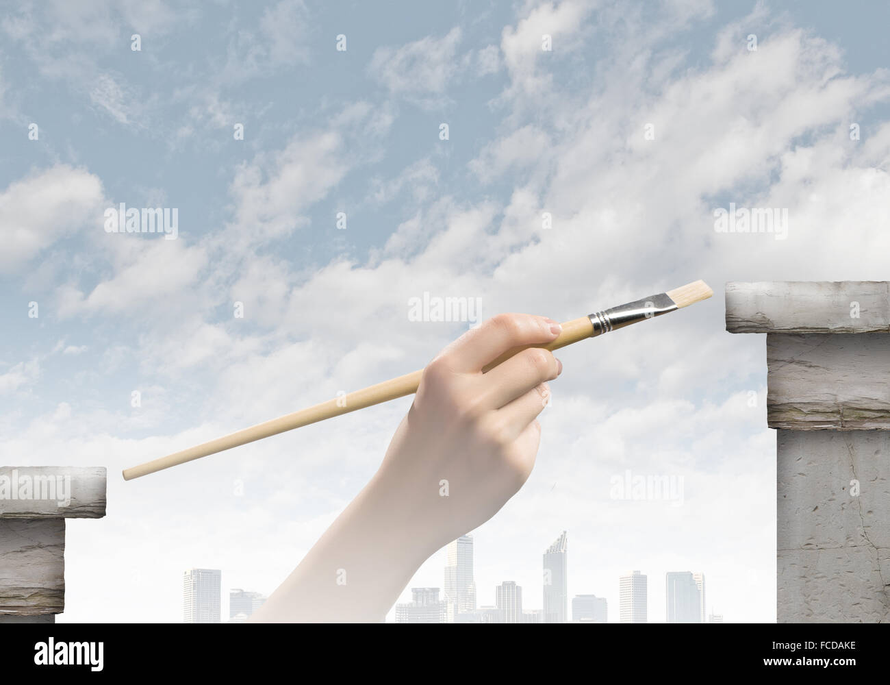 Stretta di mano umana tenendo un pennello Foto Stock