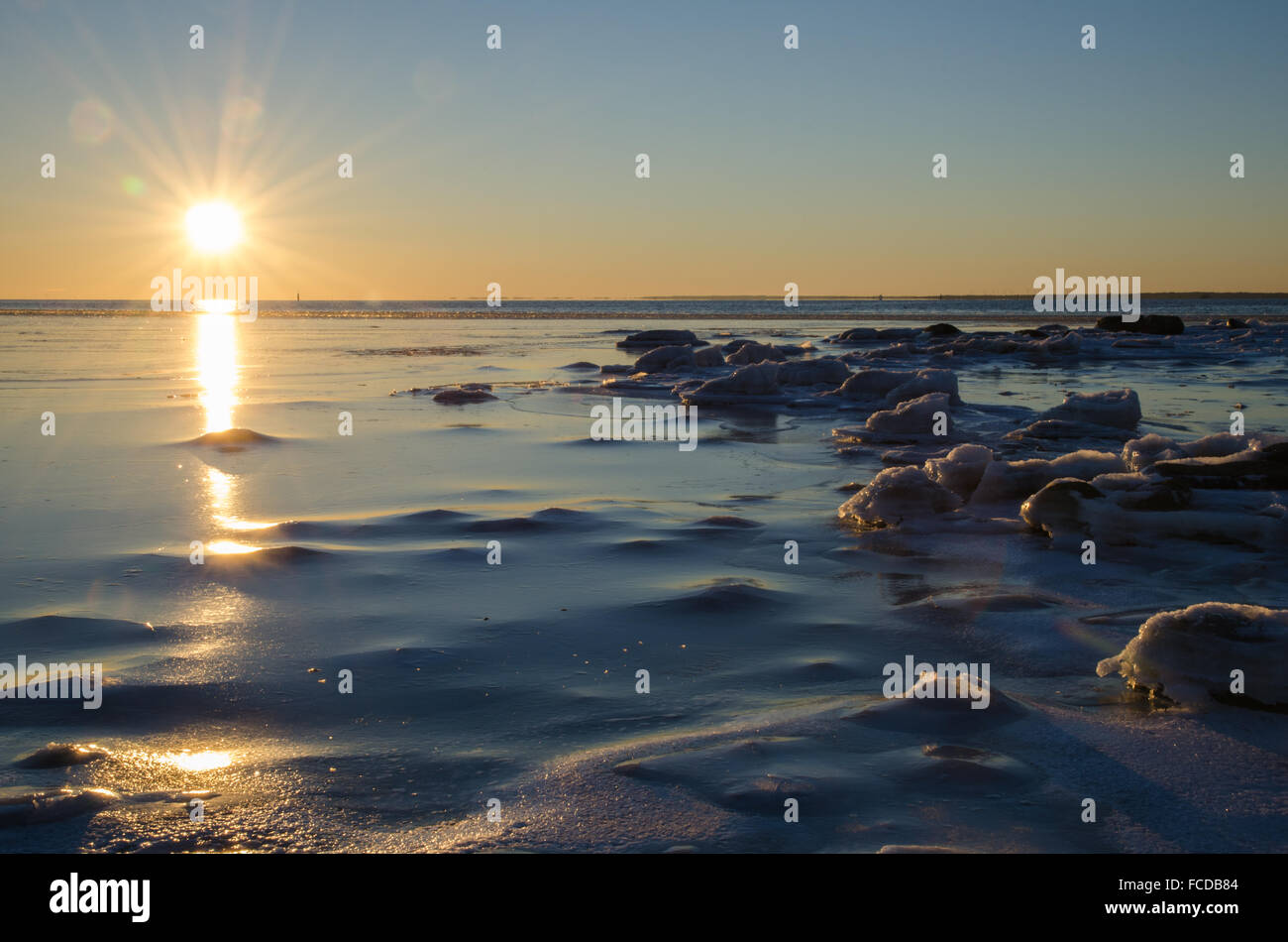 La luce del sole da un gelido e vista rocciose presso la costa di Isola svedese Oland nel Mar Baltico Foto Stock