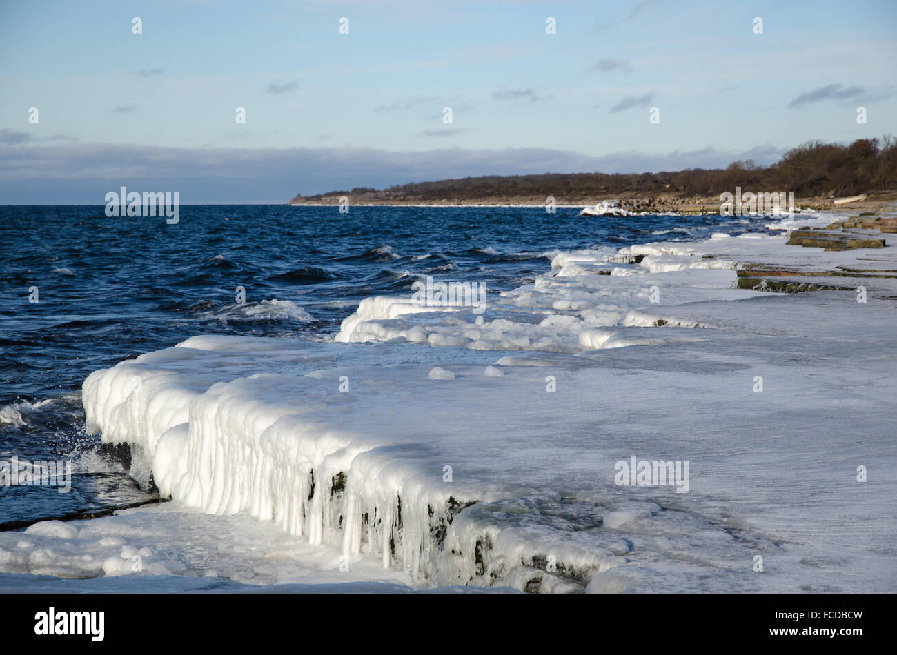 Coperte di ghiaccio flat rock coast presso l'isola svedese Oland nel Mar Baltico Foto Stock