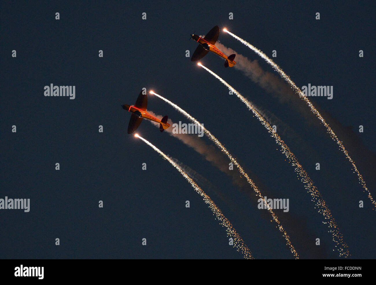 Bahrain Air Show, 21 gennaio 2016. La Twister aerobatic team eseguire un incredibile balletto di antenna con pirotecnica dopo il tramonto al 2016 Bahrain Air Show. Credito: Steve Nichols/Alamy Live News Foto Stock