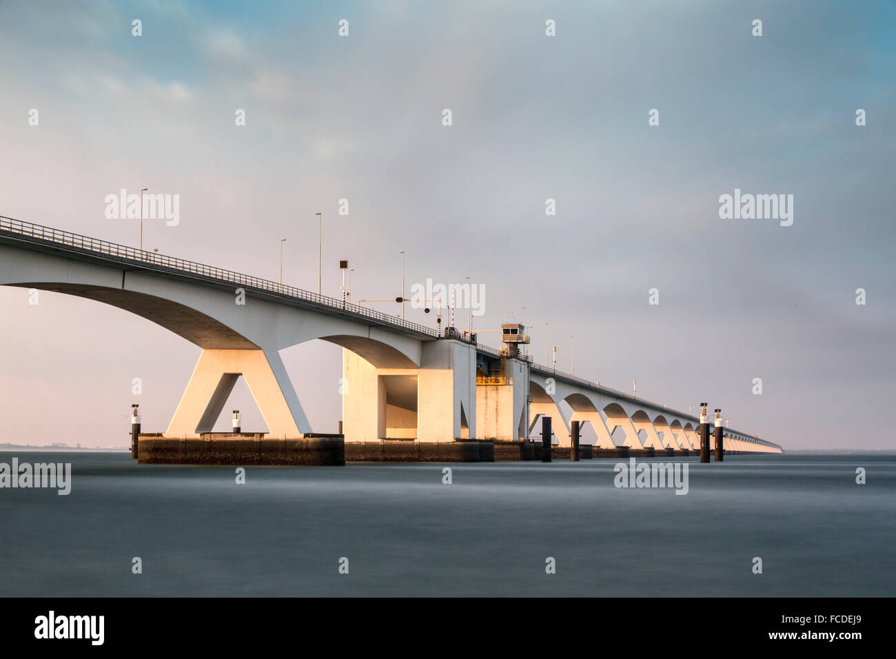 Paesi Bassi, Zierikzee, Zeeland Bridge. Oosterschelde estuario. Schouwen-Duiveland e Noord-Beveland. Esposizione lunga Foto Stock