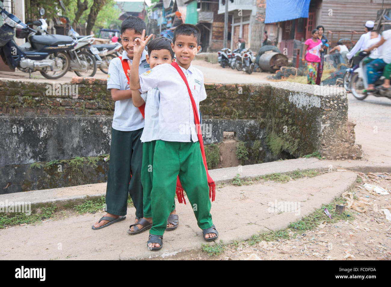 Tre ragazzi della scuola in una strada a Myeik, una città nel sud del Myanmar Foto Stock