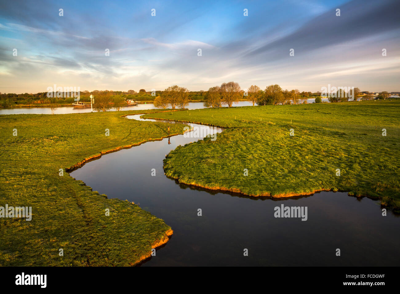 Paesi Bassi, Afferden, piccolo fiume chiamato Eckeltsche Beek o Bleijenbeek fluente in Maas o fiume Meuse. Barca da carico, escursionista Foto Stock