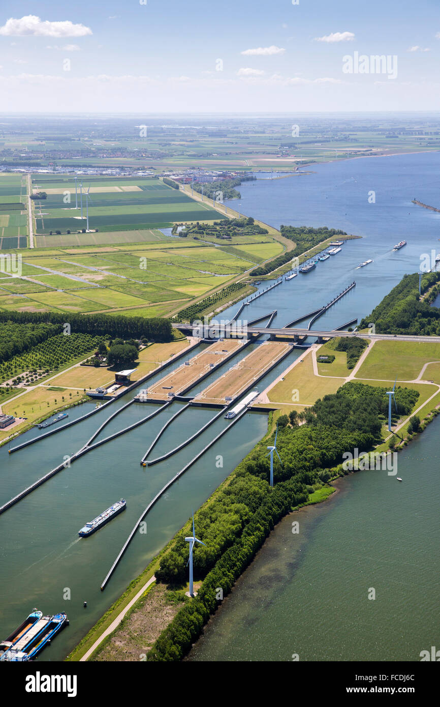 Paesi Bassi, Willemstad, nave da carico in blocco Volkeraksluizen chiamato. Parte delle opere di Delta Foto Stock