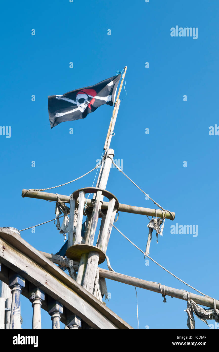 Un pirata battenti bandiera dal montante di un galeone in un parco giochi per bambini Foto Stock
