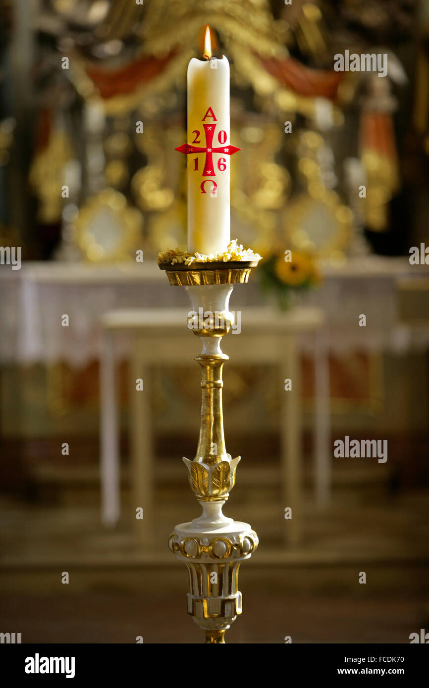 Cero pasquale, 2016 davanti all altare Foto Stock