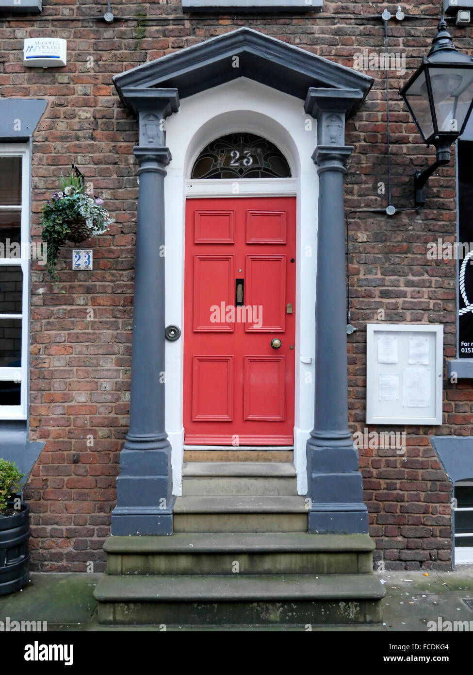 Rosso porta anteriore in Rodney Street Liverpool. Rodney Street di Liverpool, in Inghilterra si fa notare per il numero dei medici e la sua architettura georgiana. A volte è conosciuto come il "Harley Street del Nord". Insieme con la Hope Street e terrazza Gambier si forma il Rodney Street zona di conservazione. Ci sono oltre 60 Il Grade ii Listed edifici su strada e una II * Chiesa. Foto Stock