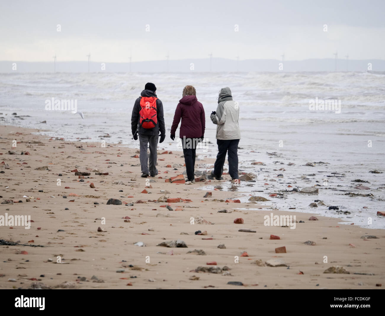 Un inverno a piedi lungo la spiaggia a Formby in Merseyside. Foto Stock