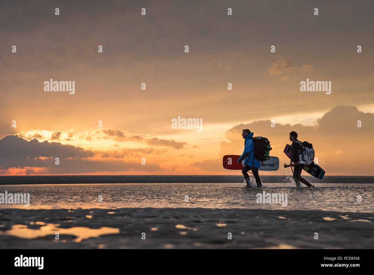 Paesi Bassi, Ouddorp, spiaggia vicino Brouwersdam, parte di Deltaworks. Kitesurfisti tornando a casa Foto Stock