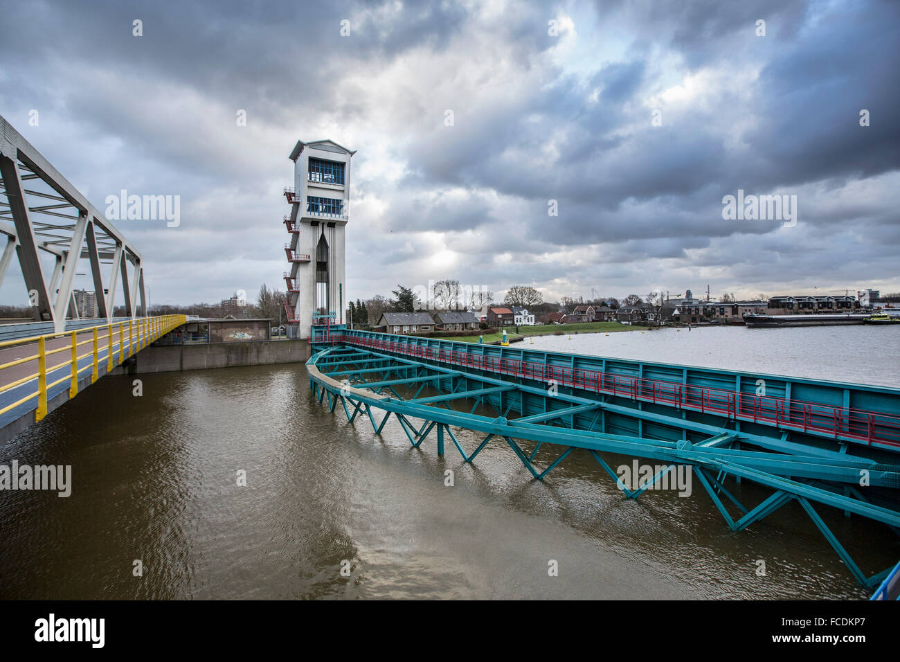 Paesi Bassi, Capelle aan de IJssel. Il Hollandse IJssel Flood Barrier chiuso Foto Stock