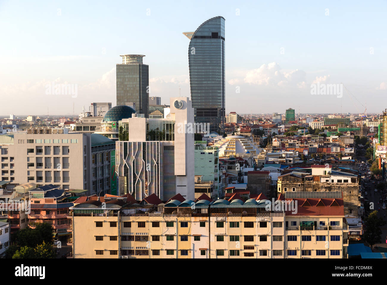 Vista della città dalla città View Hotel, Canadia Bank e capitale Vattanac Tower, 188m, il Mercato Centrale di Phnom Penh, Cambogia Foto Stock