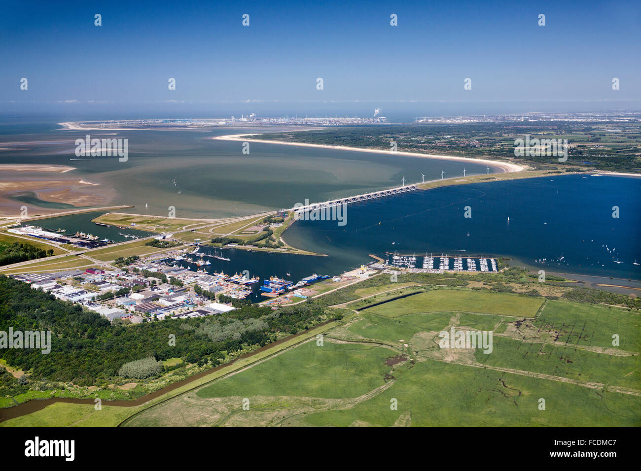 Paesi Bassi, Stellendam, lo sfondo del porto di Rotterdam. Primo piano Haringvliet Dam, appartenenti al Delta opere. Antenna Foto Stock