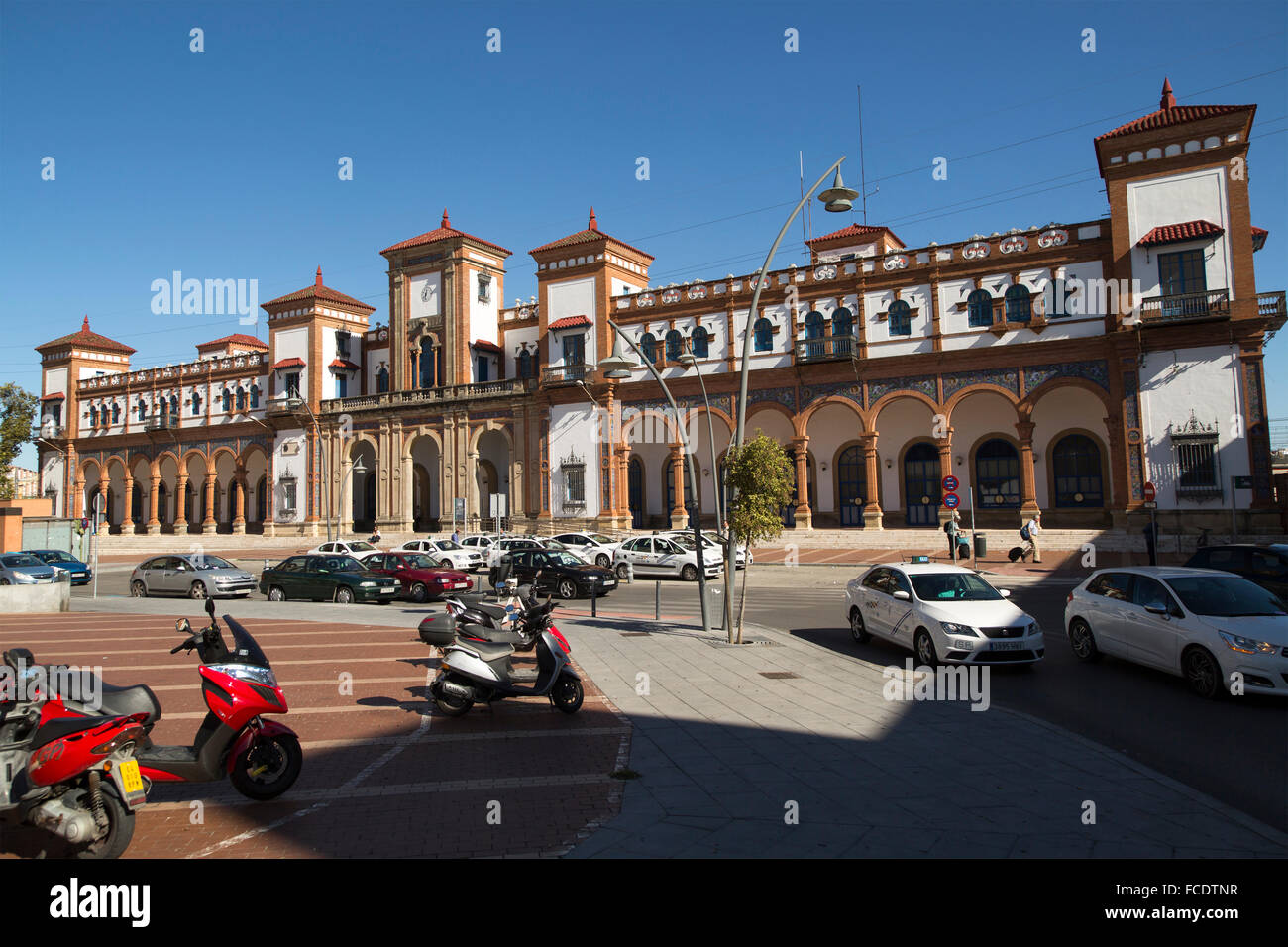 White taxi auto al di fuori del centro storico stazione ferroviaria Edificio, Jerez de la Frontera, Spagna Foto Stock
