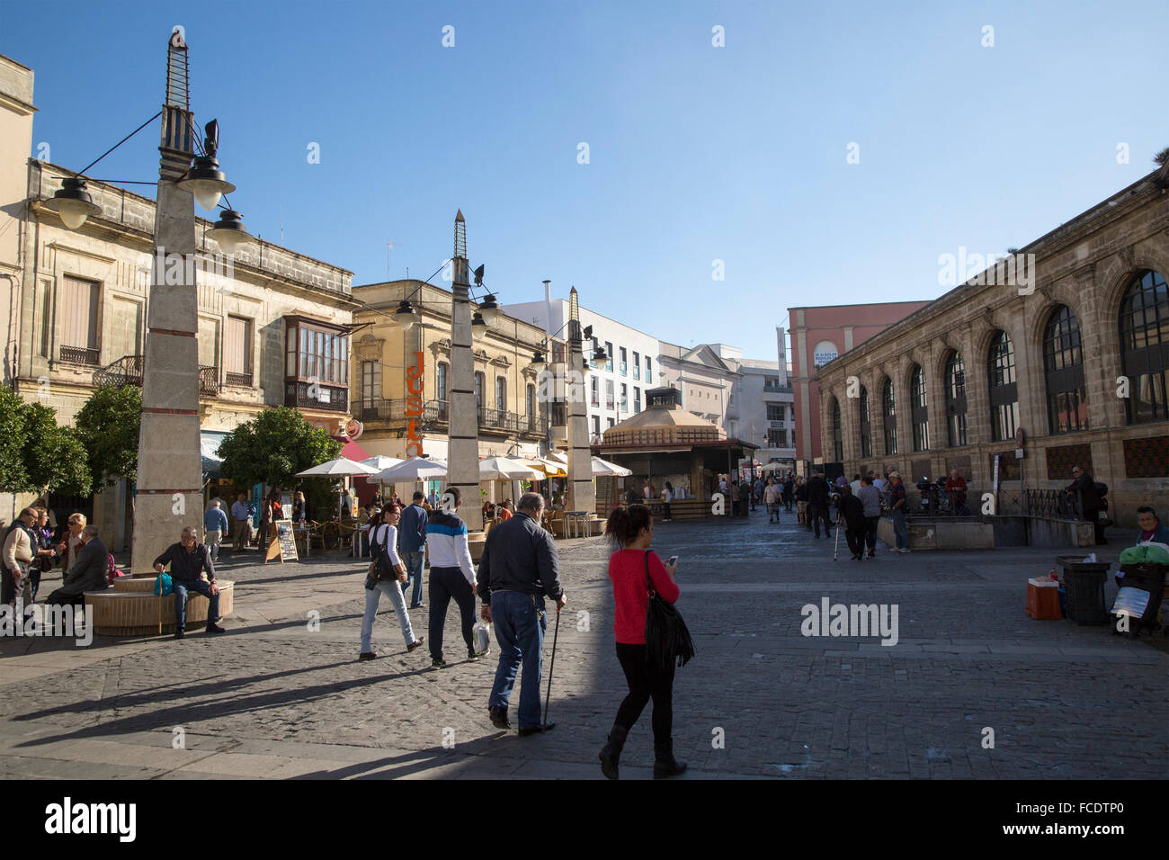 Persone che camminano in strada fuori mercato storico edificio, Jerez de la Frontera, Spagna Foto Stock