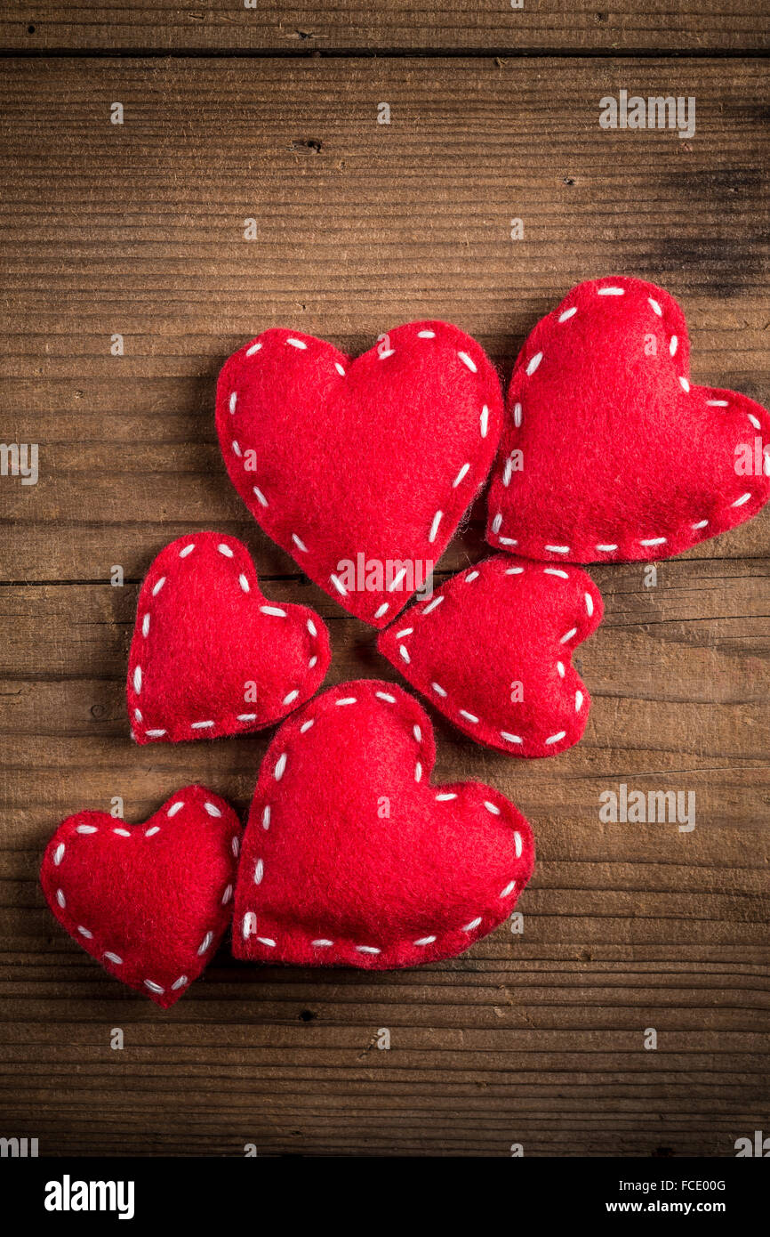 Feltro rosso cuori, simbolo dell'amore, romanticismo e amicizia per il giorno di San Valentino. Foto Stock