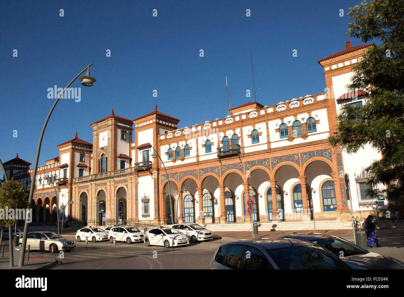 I taxi di colore bianco al di fuori storica stazione ferroviaria Edificio, Jerez de la Frontera, Spagna Foto Stock