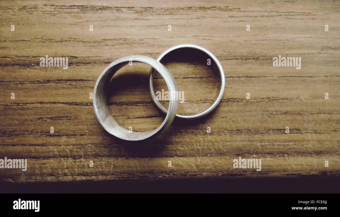 Primo piano di due anello di nozze su tavola Foto Stock