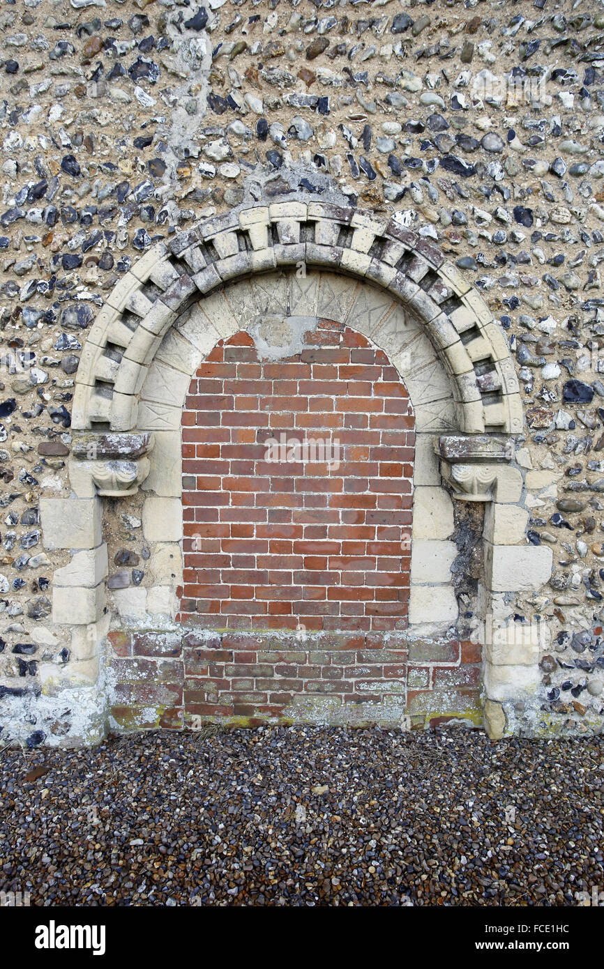 Norman porta nord, ora murata. St Edmund la Chiesa, Sud Burlingham, Norfolk Foto Stock