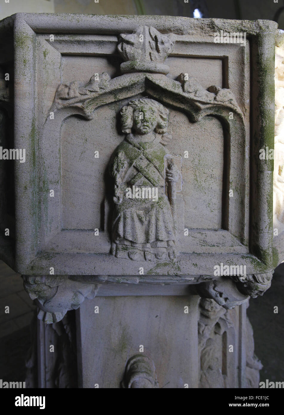 Particolare della pietra del 15 ° secolo con sculture degli apostoli, Chiesa di San Nicola, Buckenham Foto Stock