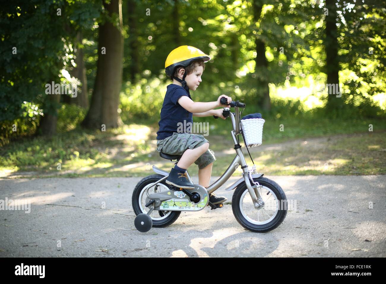 3 anni vecchio ragazzo su un P'tit Velib Foto Stock