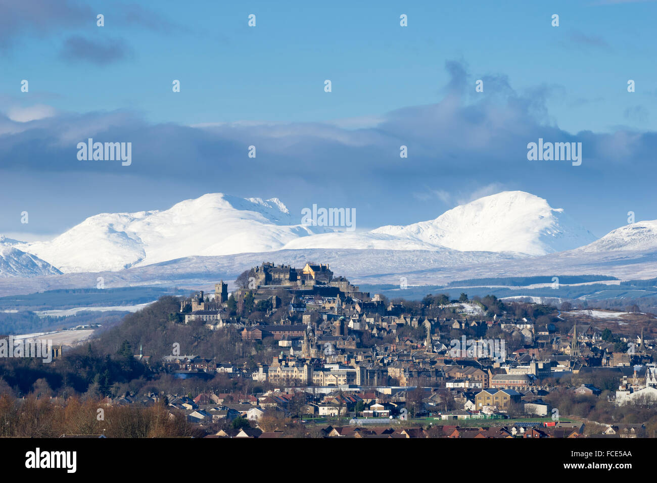 Il Castello di Stirling e montagne coperte di neve (Stuc un Chroin & Ben Vorlich), la città di Stirling, Scozia, Regno Unito Foto Stock