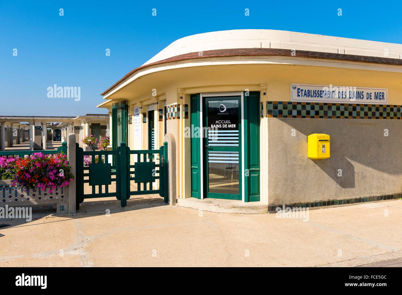Francia, Normandia, stile Art deco strutture vicino a Deauville Beach Foto Stock