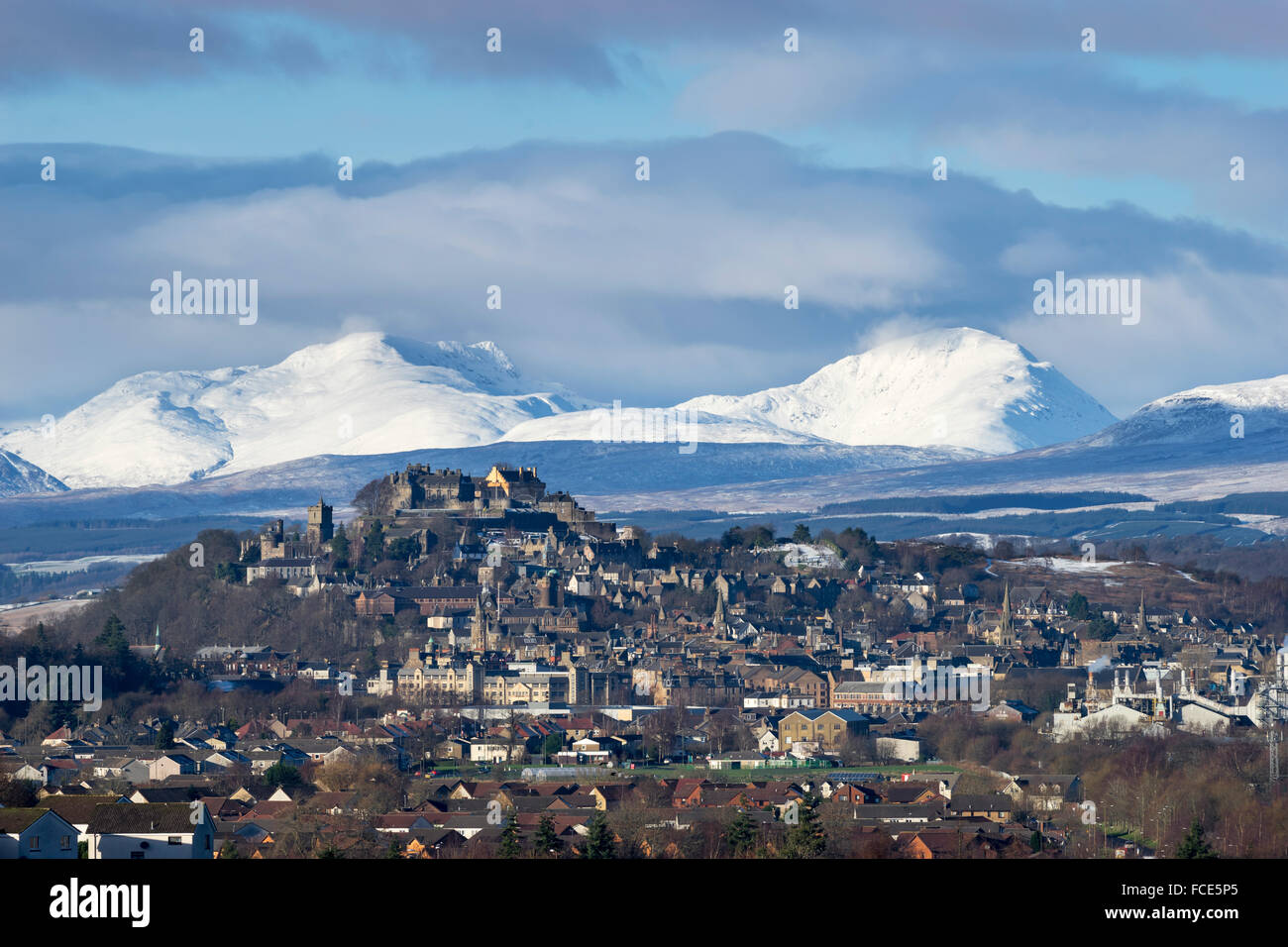 Il Castello di Stirling e montagne coperte di neve (Stuc un Chroin & Ben Vorlich), la città di Stirling, Scozia, Regno Unito Foto Stock