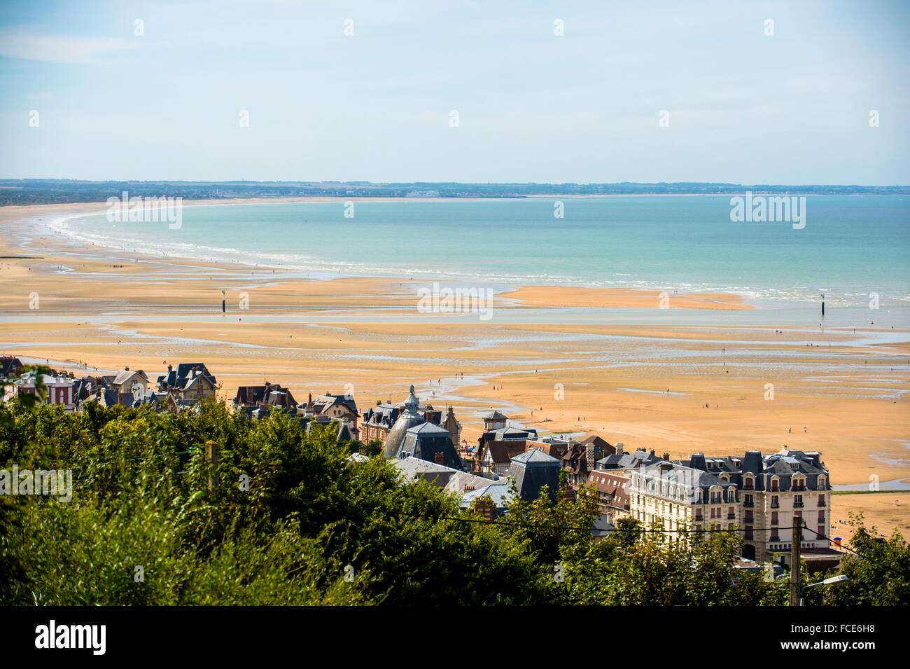 Francia, Normandia, la spiaggia di Houlgate visto da un alto punto di vista a bassa marea Foto Stock