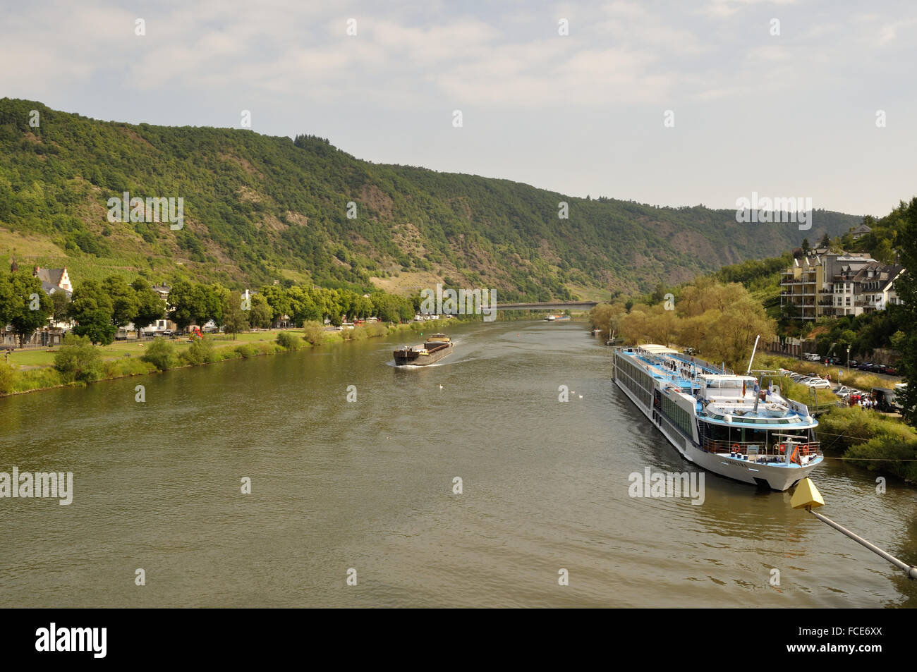 Registrato in Svizzera River Cruise Ship Amalyra è ormeggiato sul fiume Moselle a Cochem, Germania. Foto Stock