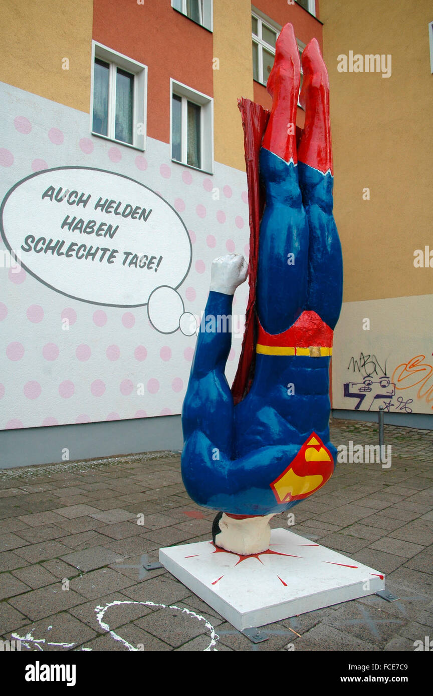 Ein abgestuerzter Superman, Kunstinstallation, Kastanienallee, Berlin-Mitte. Foto Stock