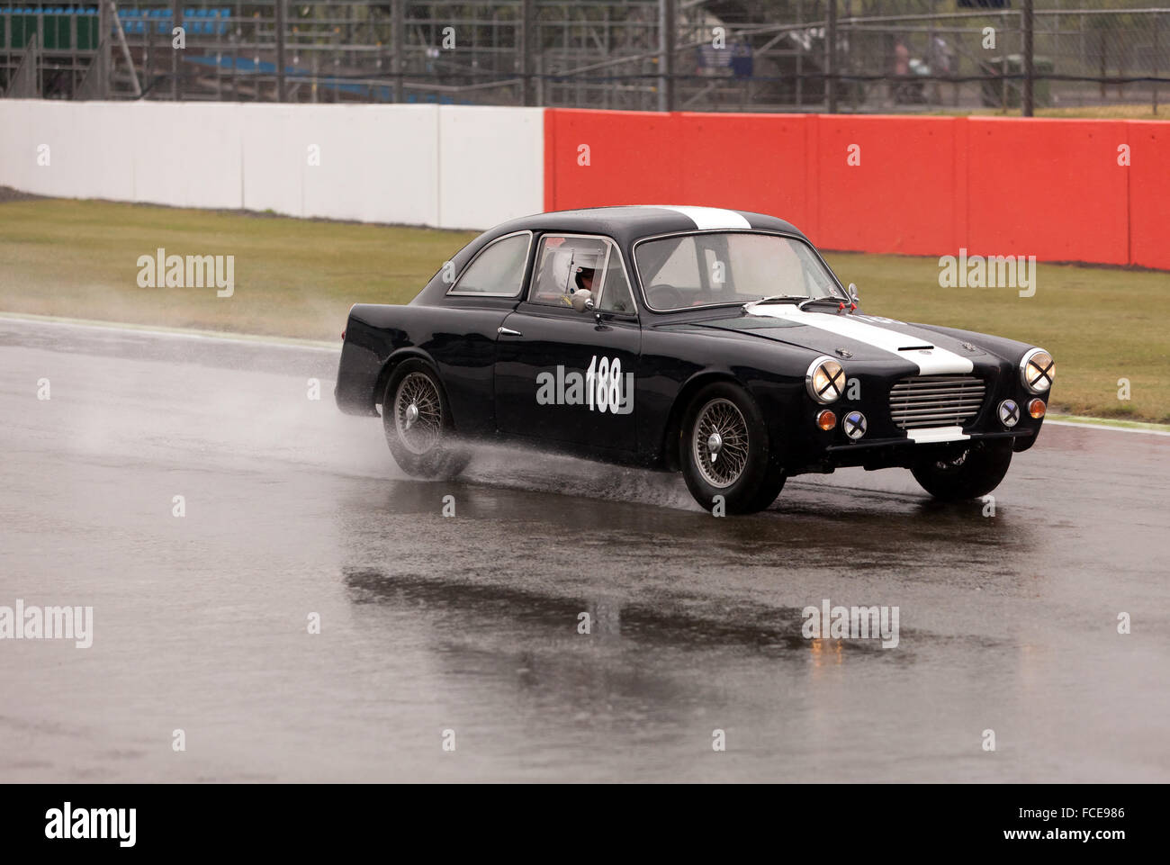 Un Gilburn 1800GT qualifiche sotto la pioggia per il getto della Battaglia di Bretagna Trofeo, a Silverstone Classic 2015. Foto Stock