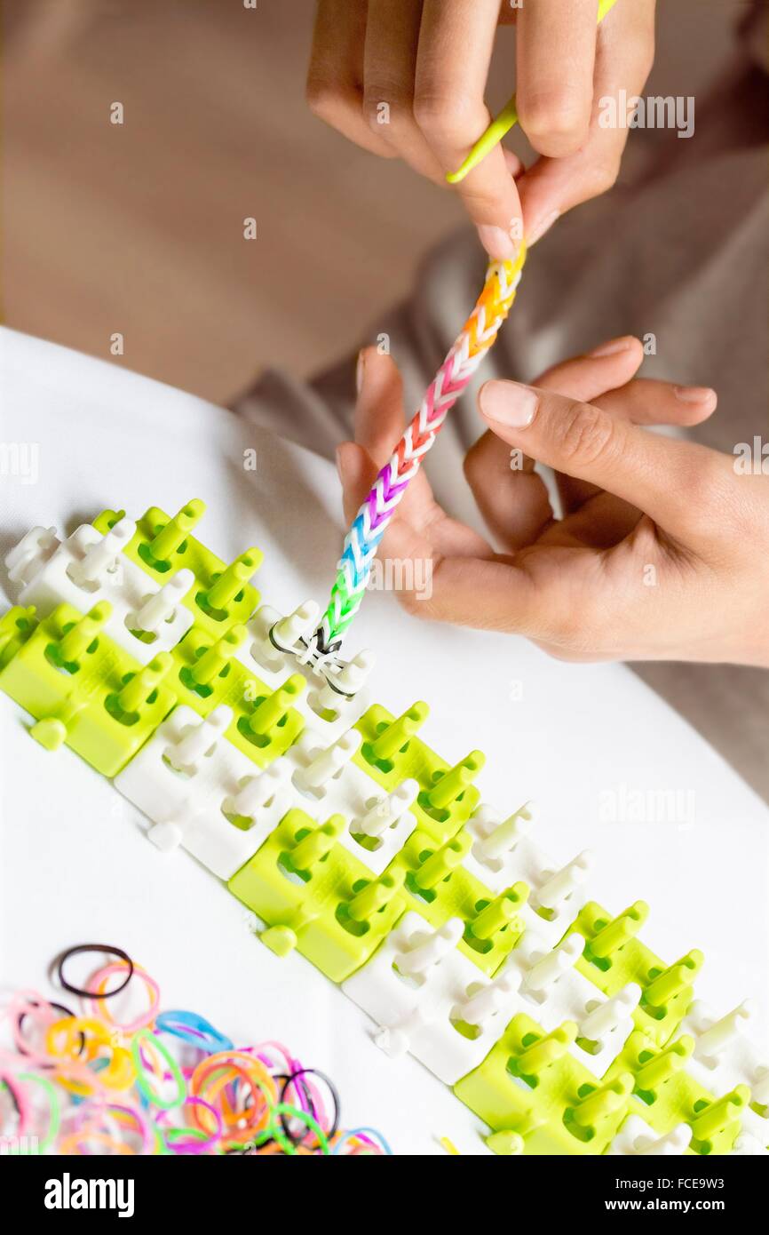 Braccialetti a telaio arcobaleno immagini e fotografie stock ad alta  risoluzione - Alamy