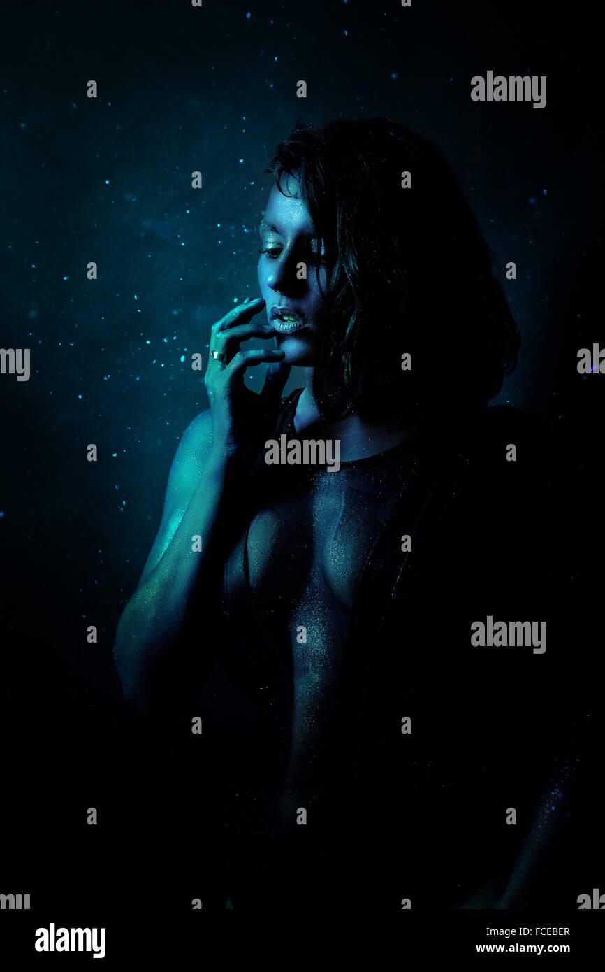 Ritratto di una giovane donna dipinte di blu, fantasticando Foto Stock