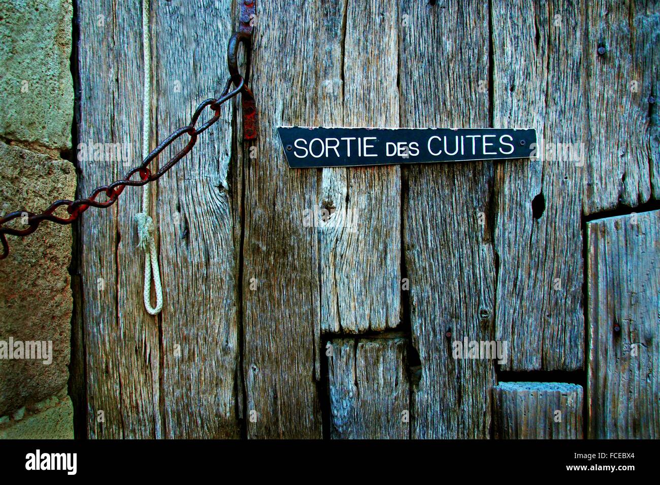 'Sortie des cuites' (uscita per gli ospiti ubriachi) segno sulla porta del retro di un bar, Gujan, Gironde, Aquitaine, Francia Foto Stock