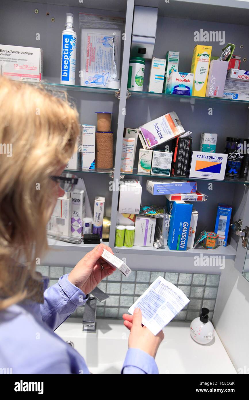 Francia, donna nella parte anteriore del cabinet di medicina Foto Stock