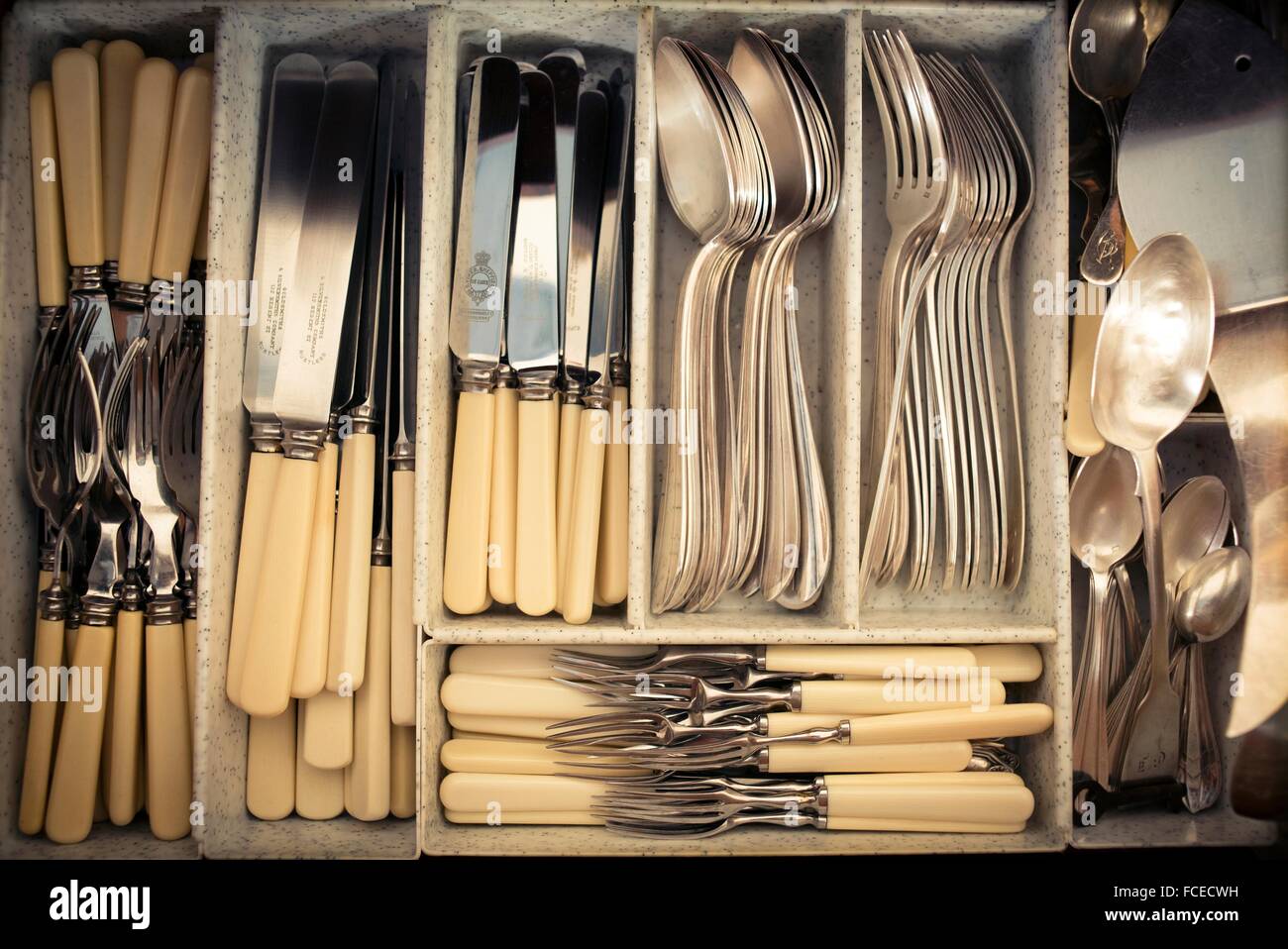 Posate in un cassetto pieno di argenteria. pesce posate coltelli, cucchiai,  titolari, dessert posate, cucchiaini da caffè e vari Foto stock - Alamy