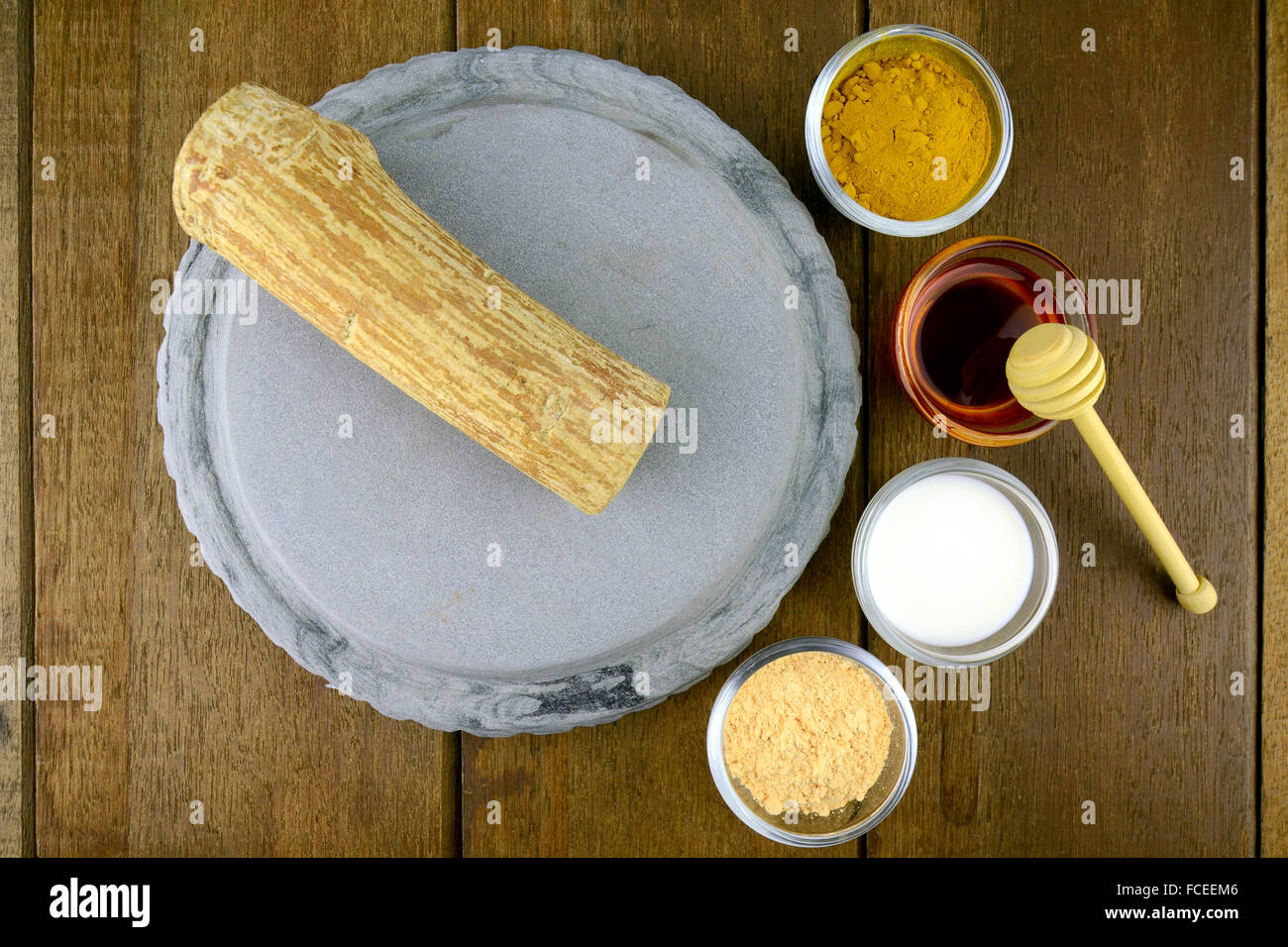 Luxuary maschera facciale con Tanaka(Naringi crenulata (Roxb.) Nicolson), latte fresco, la curcuma in polvere e miele. Foto Stock