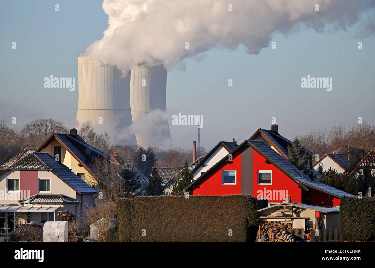 Roetha, Germania. Il 22 gennaio, 2016. Vapore sorge dalle torri di raffreddamento della Lippendorf power plant nelle vicinanze di un quartiere residenziale in Roetha, Germania, 22 gennaio 2016. Il marrone del carbone vegetale, che è entrato in funzione nel 2000, produce circa 1900 megawatt di energia con un fattore di efficienza del 40 percento. L'impianto alimenta la città di Lipsia con riscaldamento tramite la sua lunga 15 chilometri a lunga distanza pipeline di calore. Foto: Jan Woitas/dpa/Alamy Live News Foto Stock