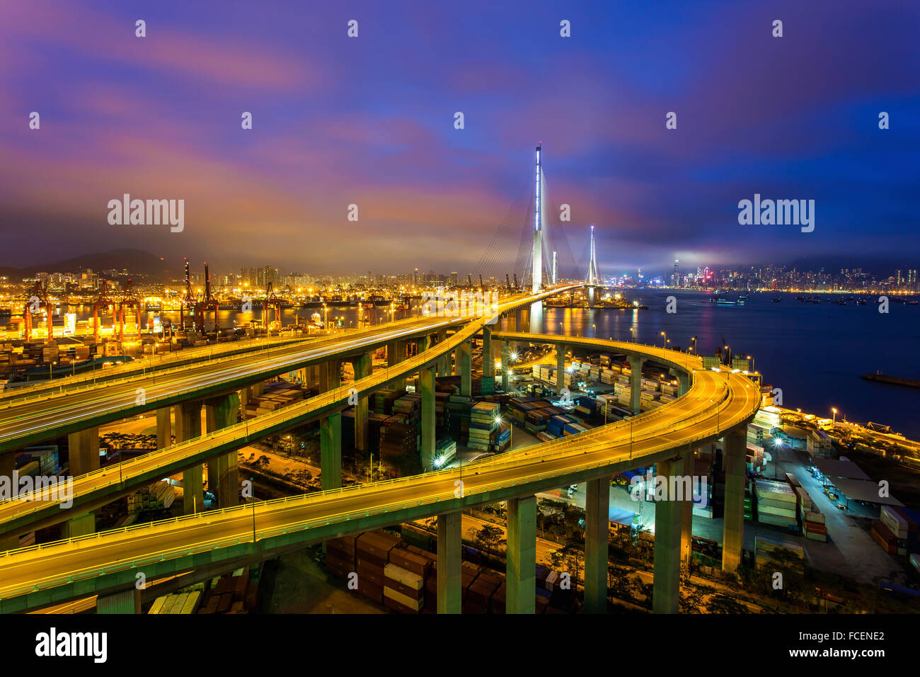 Terminale di carico lungo il ponte di notte Foto Stock