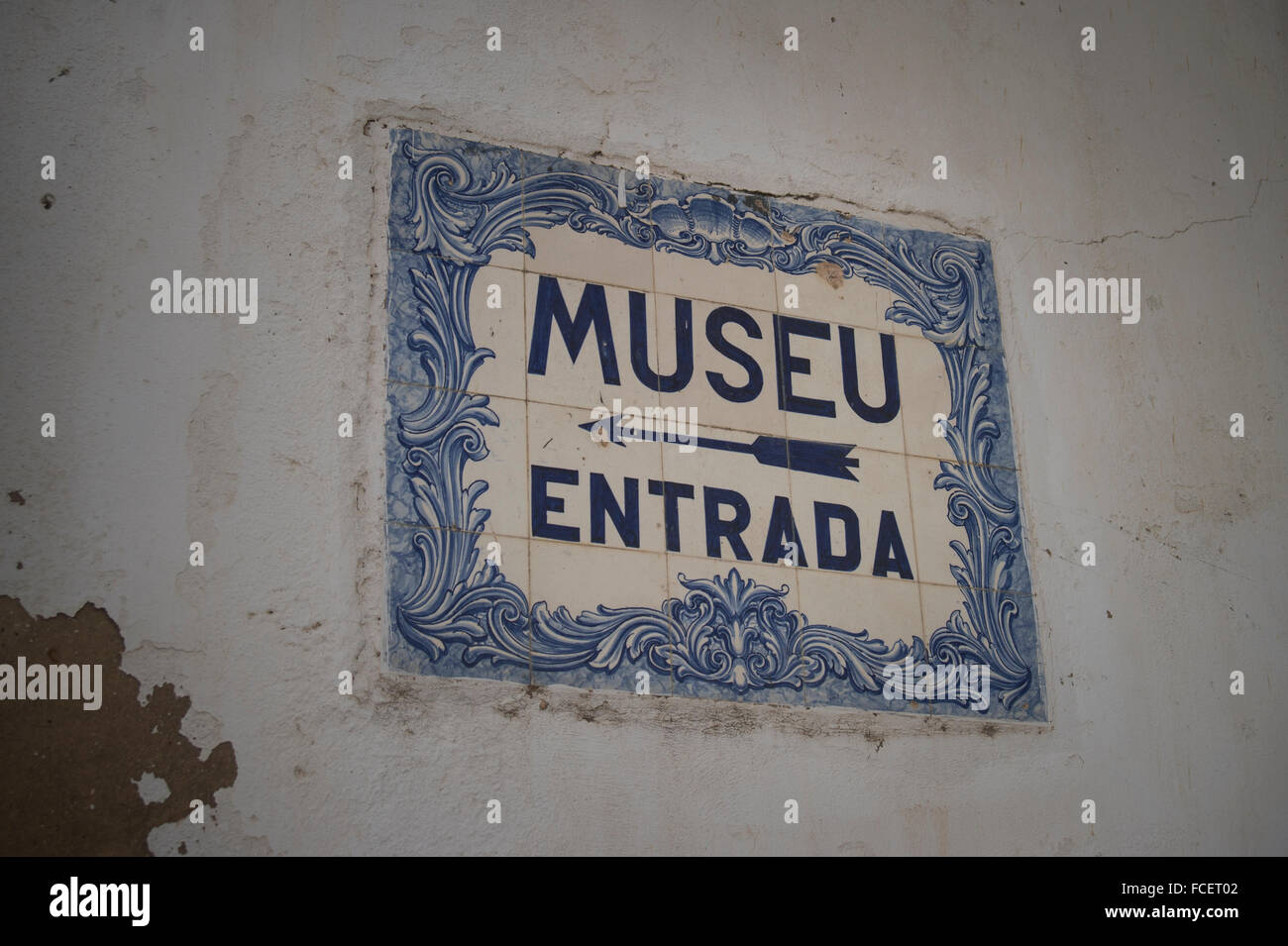 Entrata al museo, Museu entrada, segno in blu e bianco delle piastrelle di ceramica su una parete a Lagos, Portogallo Foto Stock