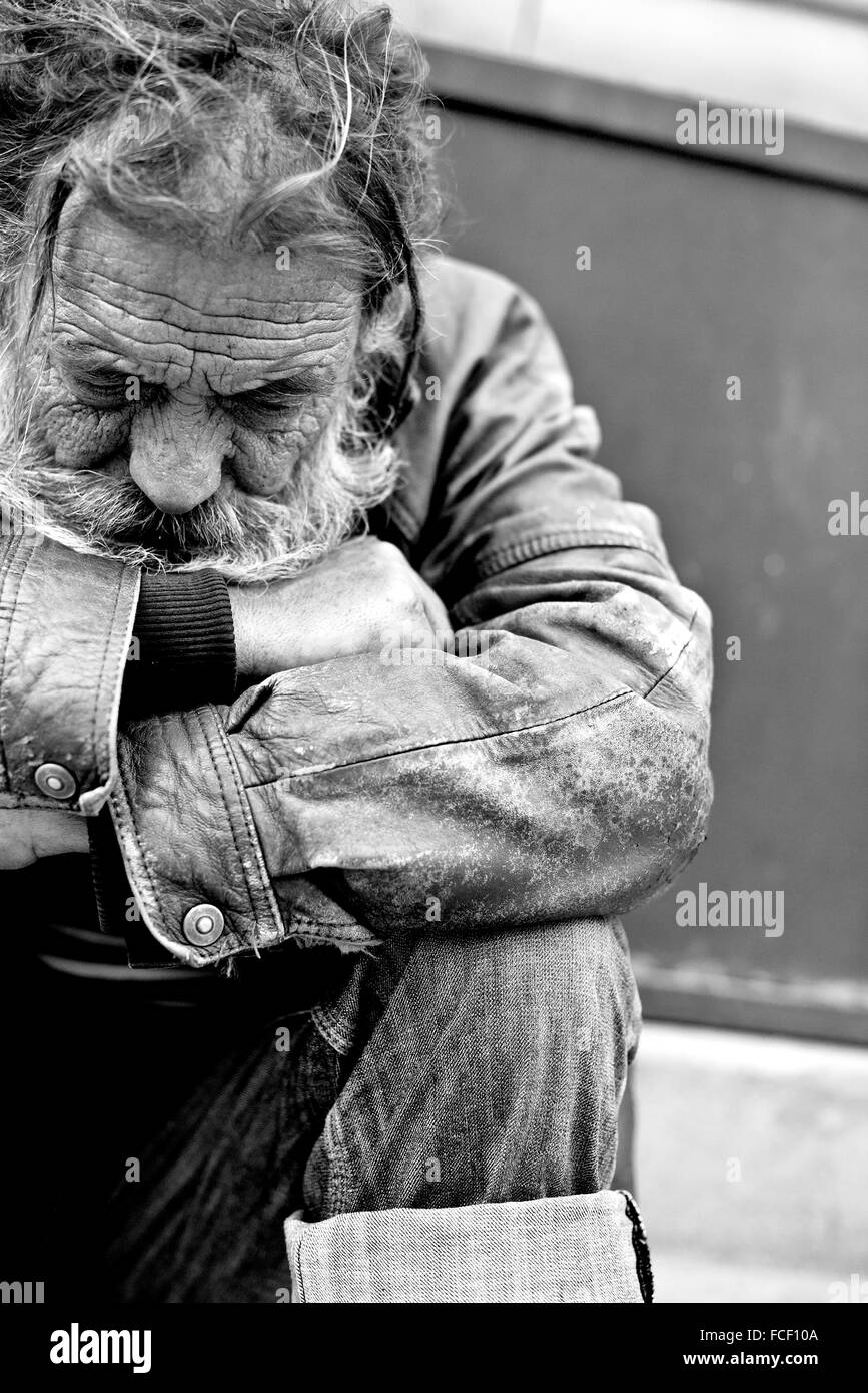 Senzatetto nero che dorme sulla strada immagini e fotografie stock ad ...