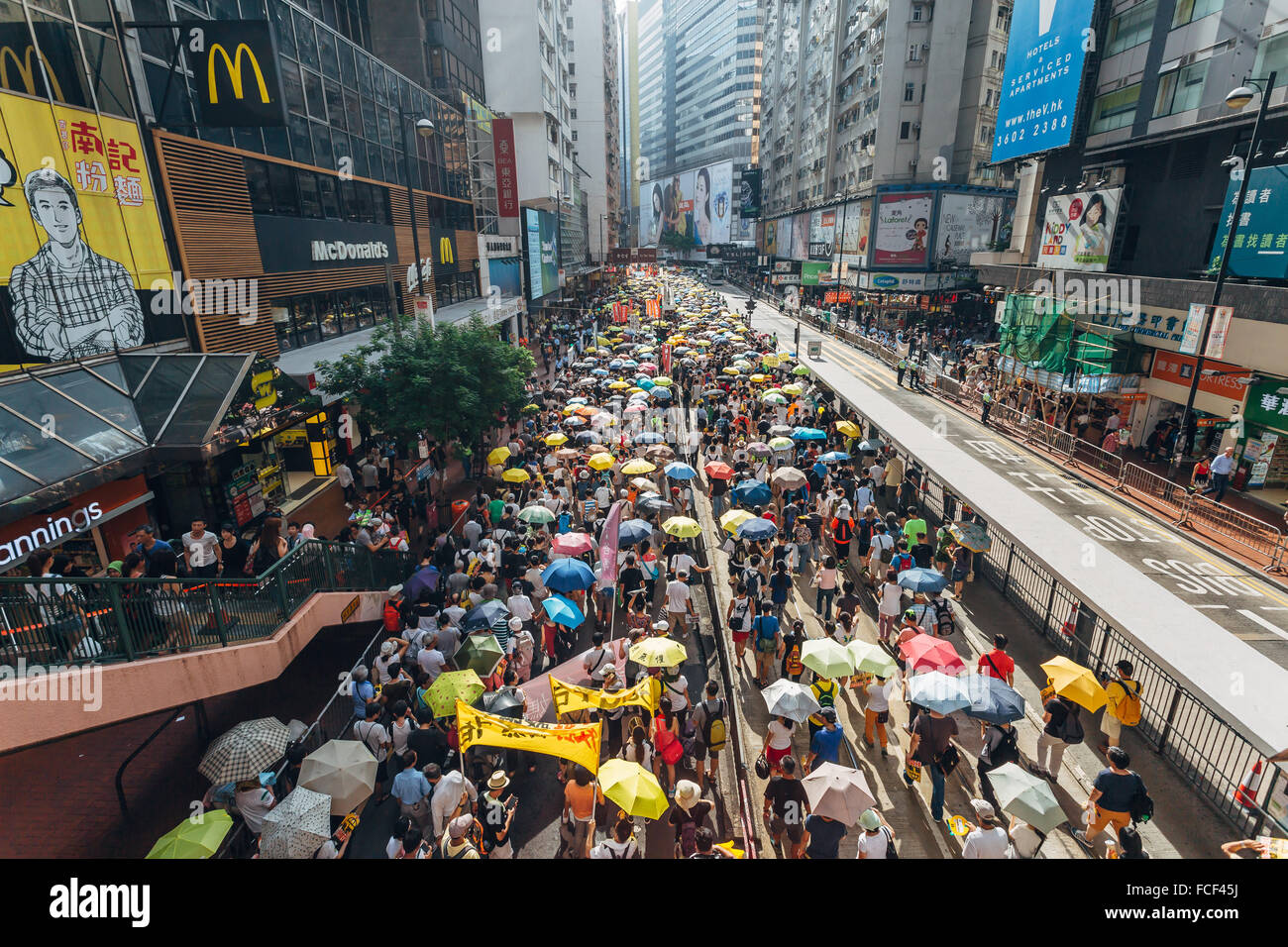 HONG KONG - 1 luglio: la gente di Hong Kong cercano una maggiore democrazia come cresce la frustrazione oltre l'influenza di Pechino il 1 luglio 2015 ho Foto Stock