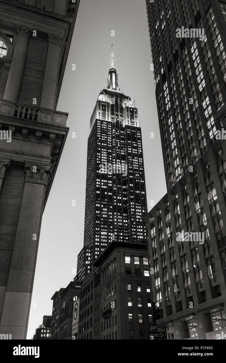 Bianco & Nero vista dell'Empire State Building grattacielo al crepuscolo da Quinta Avenue, Midtown Manhattan, New York City Foto Stock