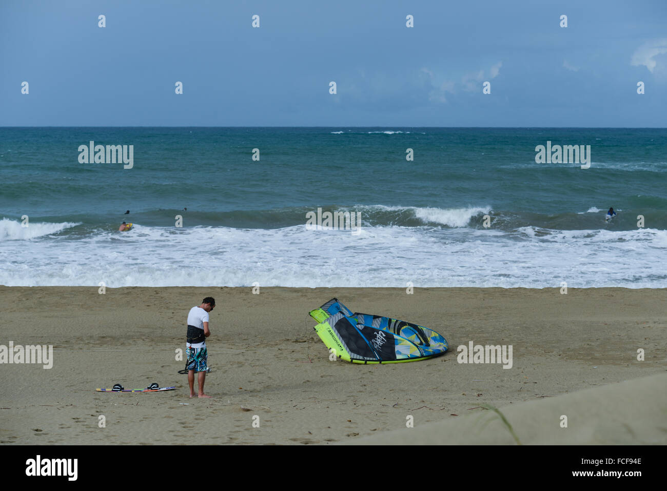 Kitesurfer maschio ottenere pronto. Dorado, Puerto Rico. Isola dei caraibi. Territorio statunitense. Foto Stock